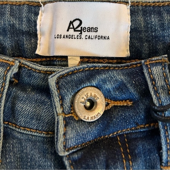 A2Jeans Denim Shorts - NWT - Embroidered - Size Small Raw Frayed Hem - Picture 5 of 8
